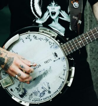 person playing banjo